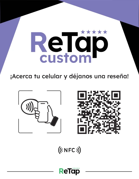 Acrílico Retap Custom, con su código QR y el aviso «Acerca tu celular y déjanos una reseña».